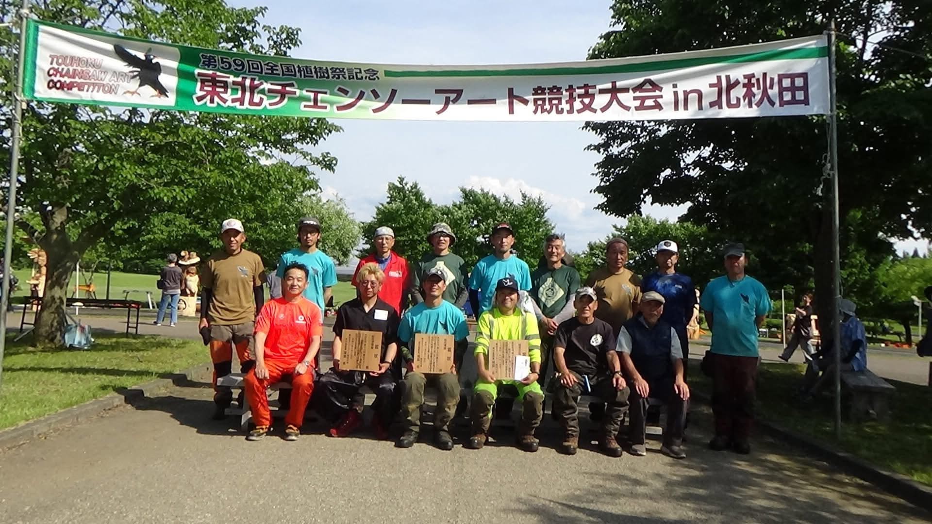 職人がチェンソーで丸太を削る