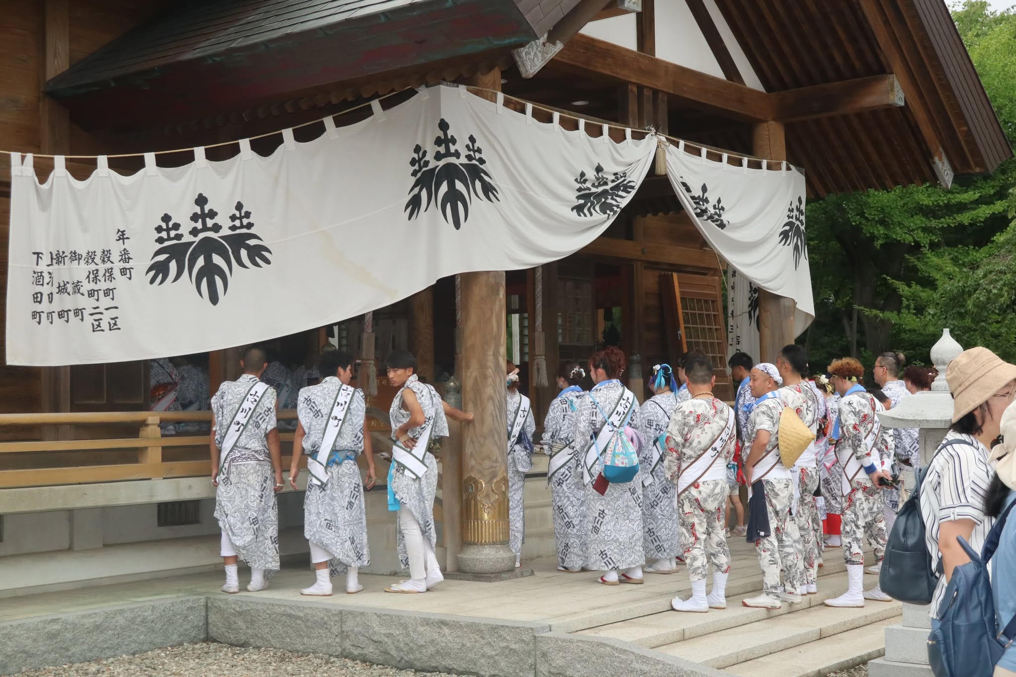 土崎神明社でお祓いのため集合する曳山