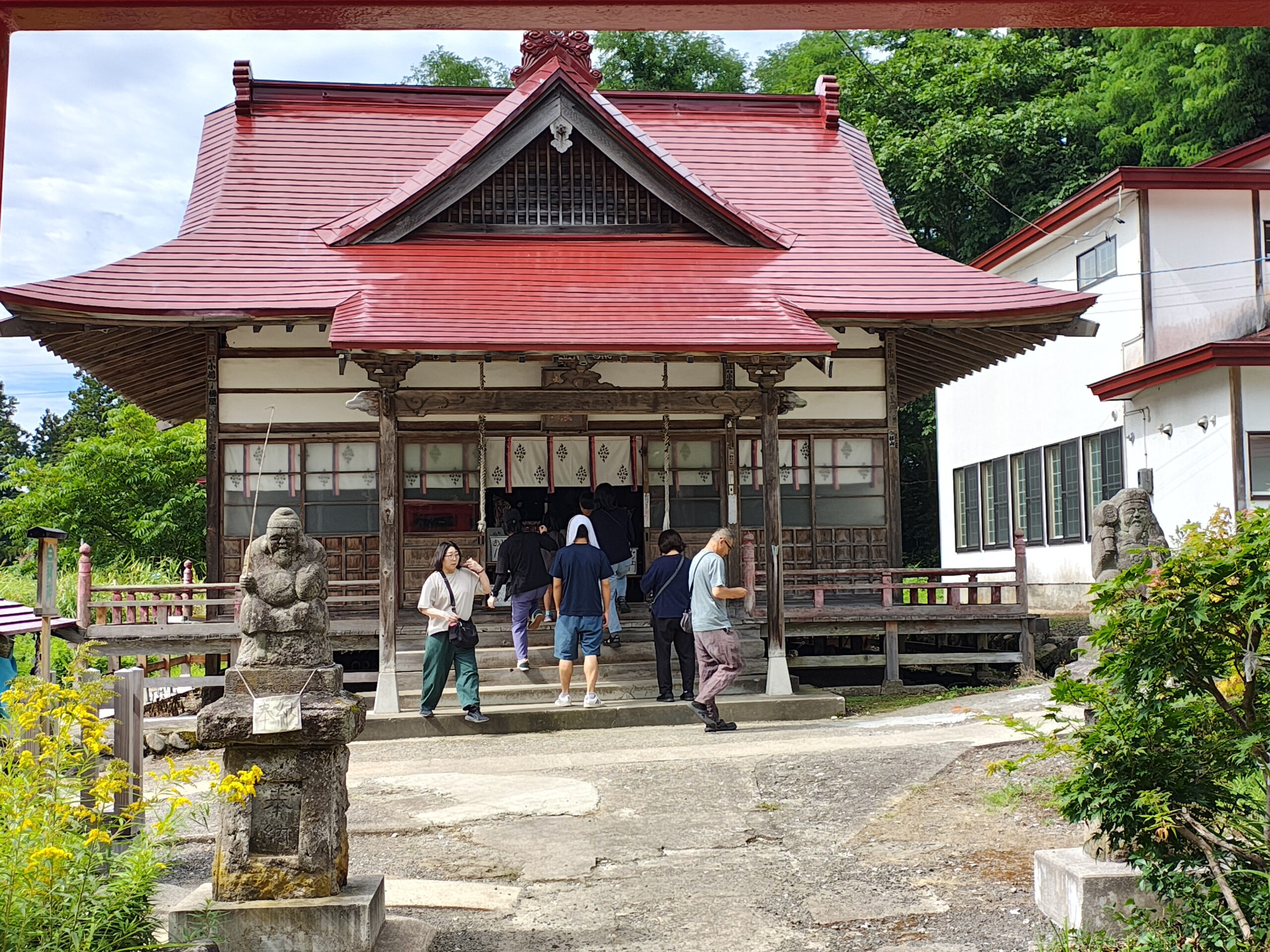 大鳥居過ぎた所の小さい神社
