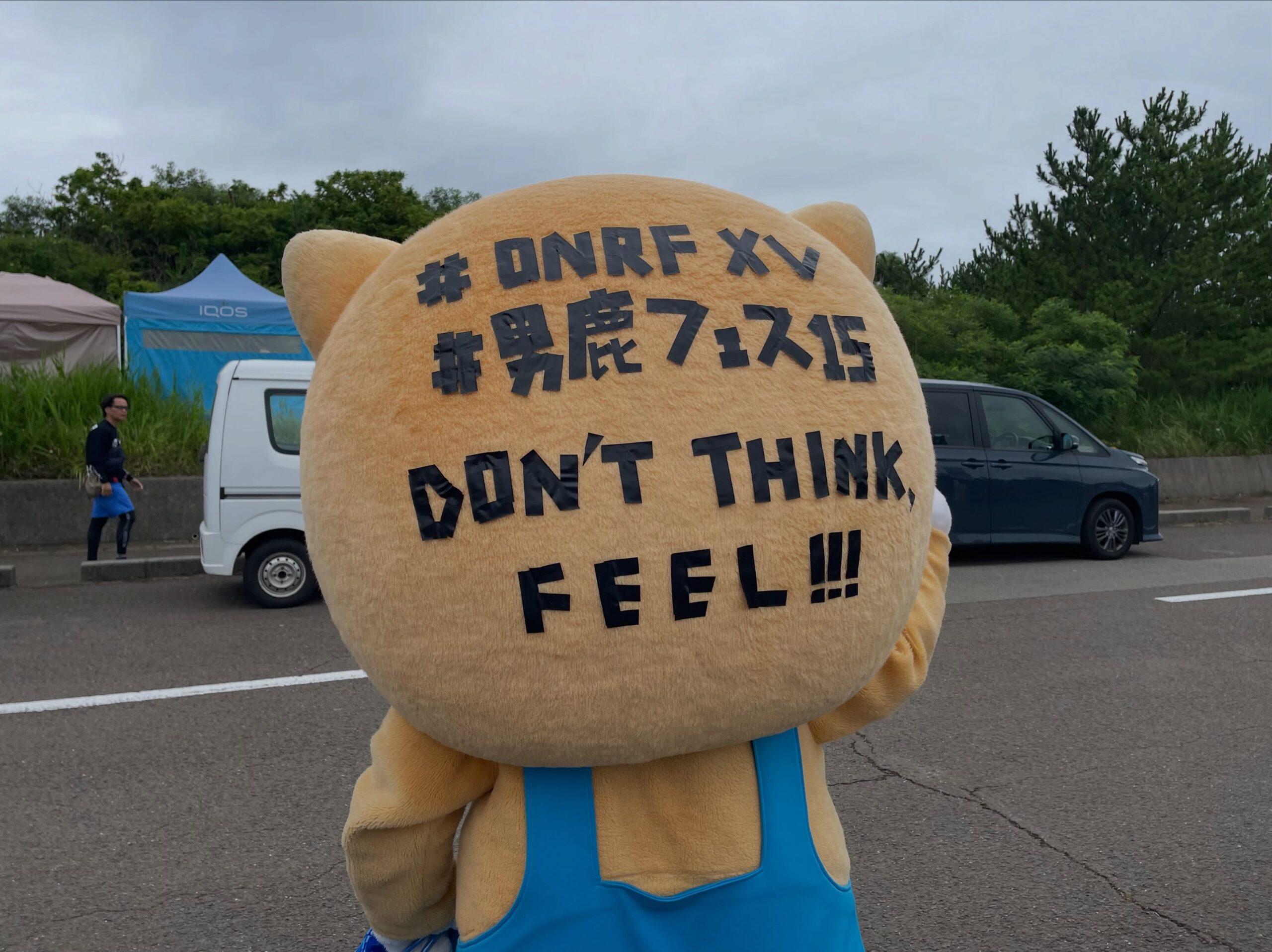 あーまんの後頭部越しに見るステージ