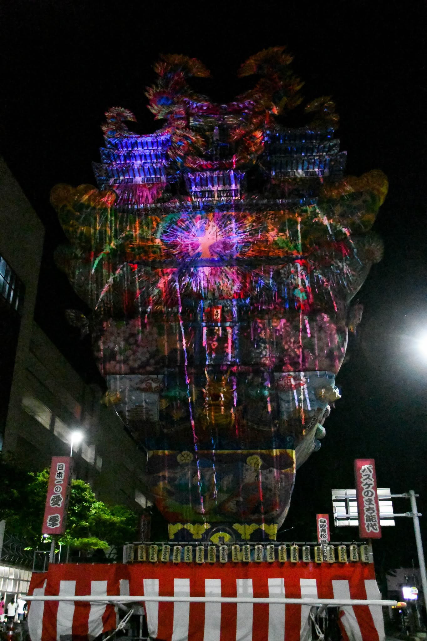 愛季に投影されたプロジェクションマッピング