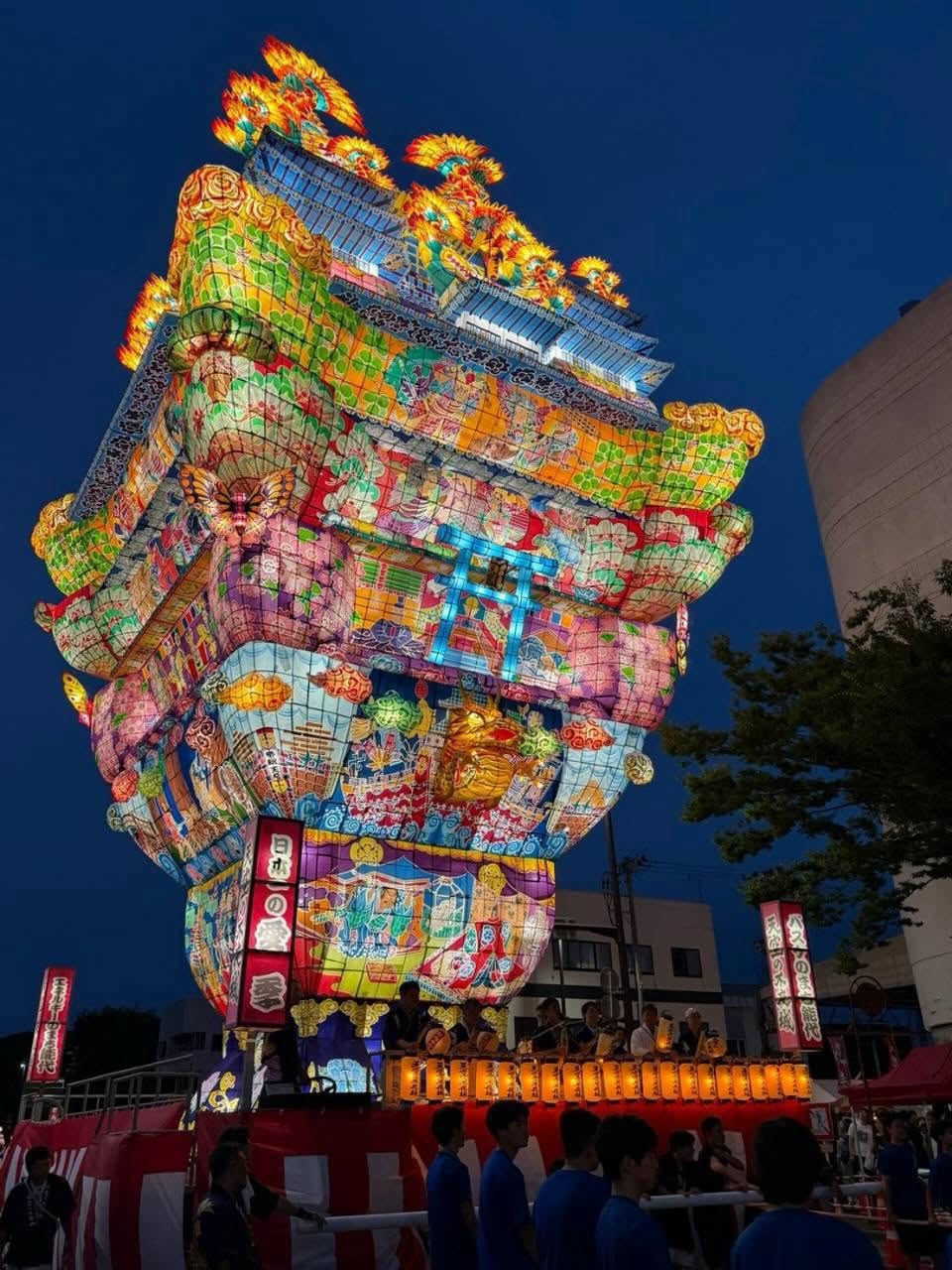夜空にそびえる不夜城の全体像
