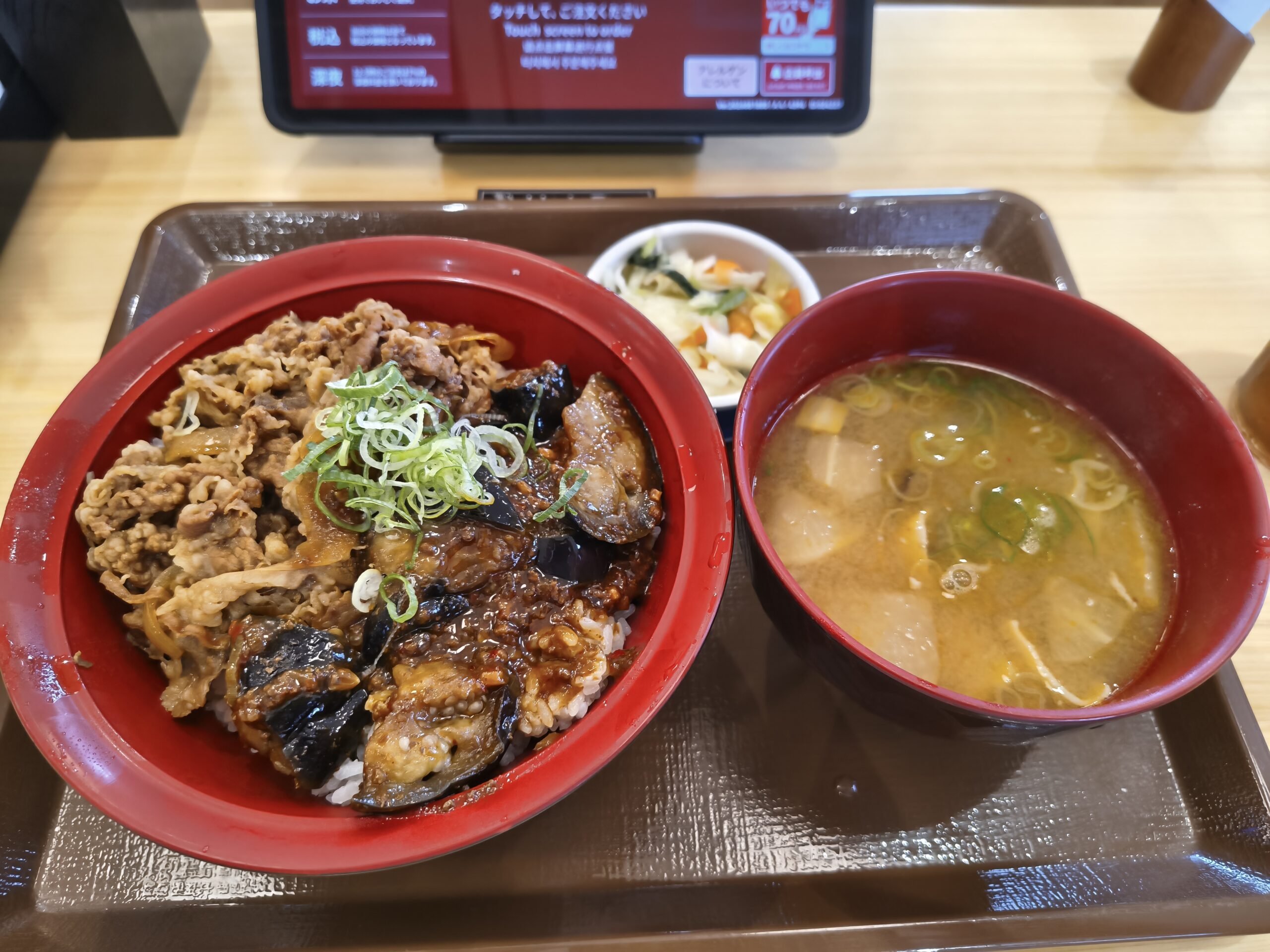 すき家のシビ辛麻婆茄子牛丼セット すき家 シビ辛麻婆茄子牛丼と豚汁・お新香のセット